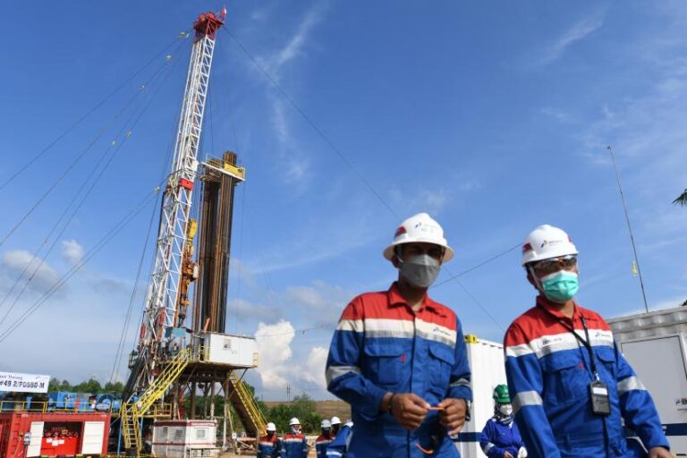 sejumlah-karyawan-berjalan-di-lokasi-rig-alat-pengeboran-minyak_220808202643-678