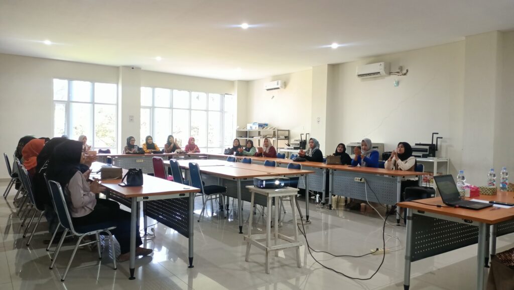 Dosen Politeknik Negeri Bengkalis Gelar Pengabdian Masyarakat ”Pendampingan Legalitas Produk UMKM: Fokus pada Desain Kemasan dan Sertifikasi Halal di Kabupaten Bengkalis” 3 Foto kx En 4 1